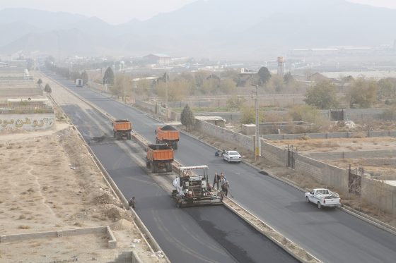 تداوم اجرای روکش مکانیزه آسفالت در بلوار ملاصدرا