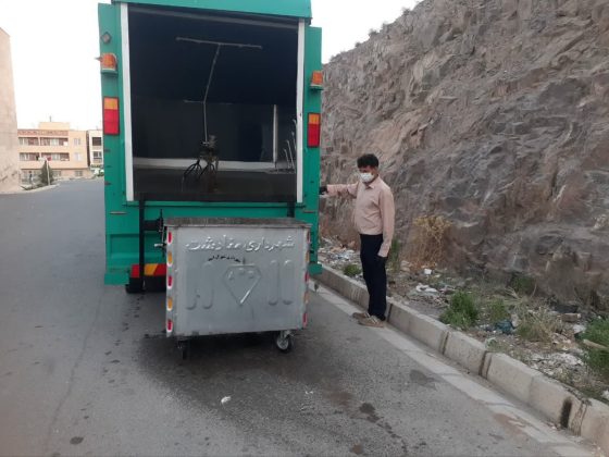 شستشوی باکس های زباله شهرک امیدبا استفاده ازخودروی مکانیزه مخزن شوی